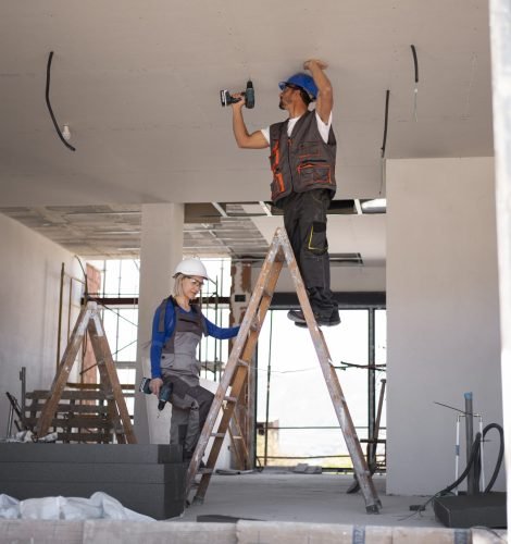 full-shot-man-woman-standing-ladder